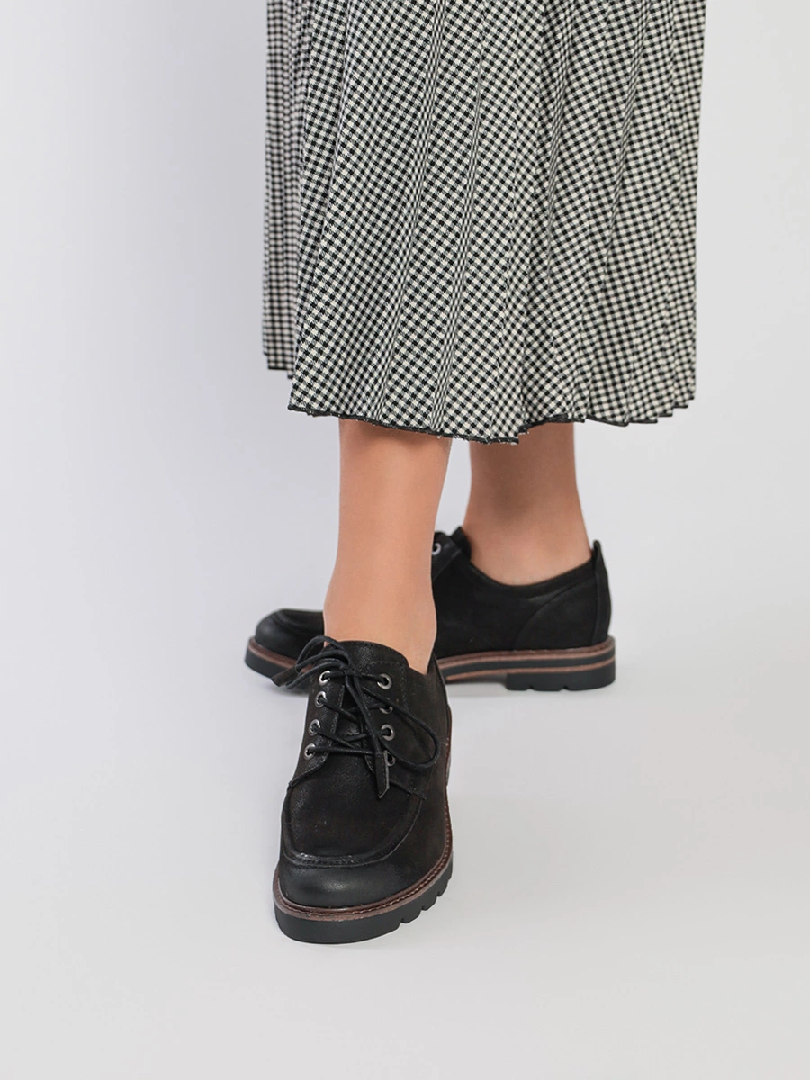 Полуботинки-дерби черного цвета со шнуровкой